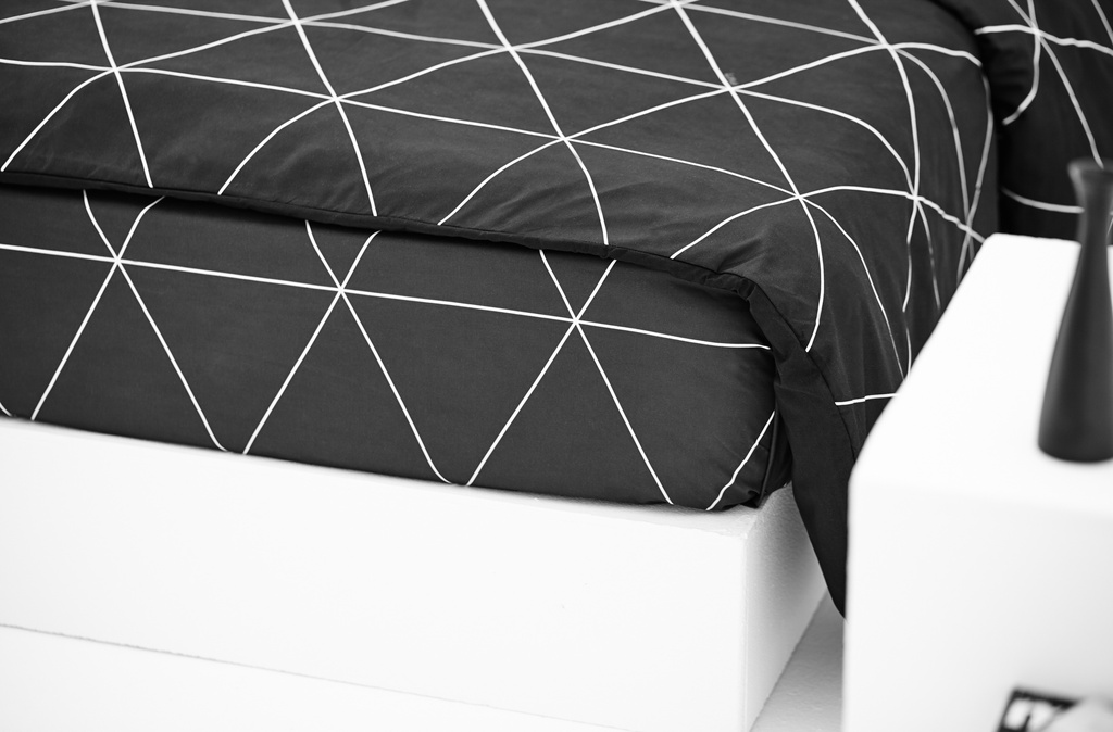 Lotus Black &amp; White Comforter 90&quot;x100&quot; - LI-BW-01B