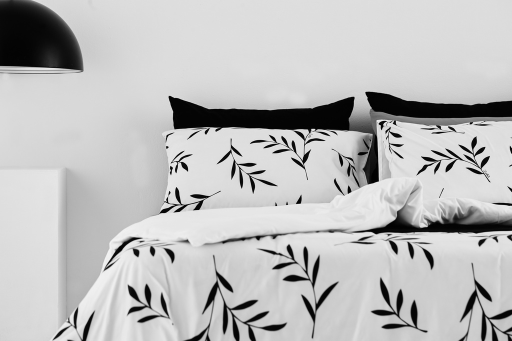 Lotus Black &amp; White Comforter 90&quot;x100&quot; - LI-BW-02W